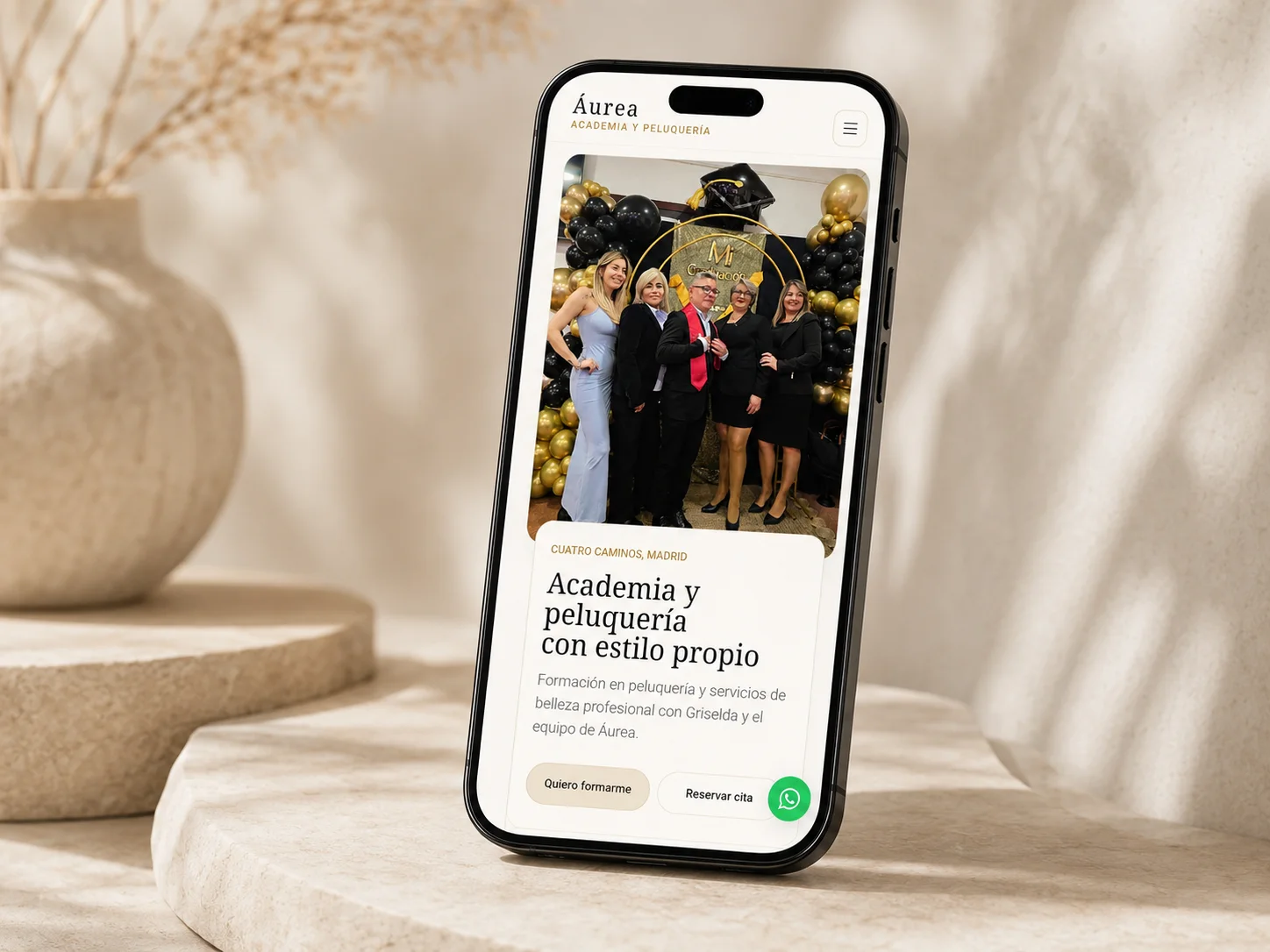 Web de Áurea Academia y Peluquería mostrada en un teléfono